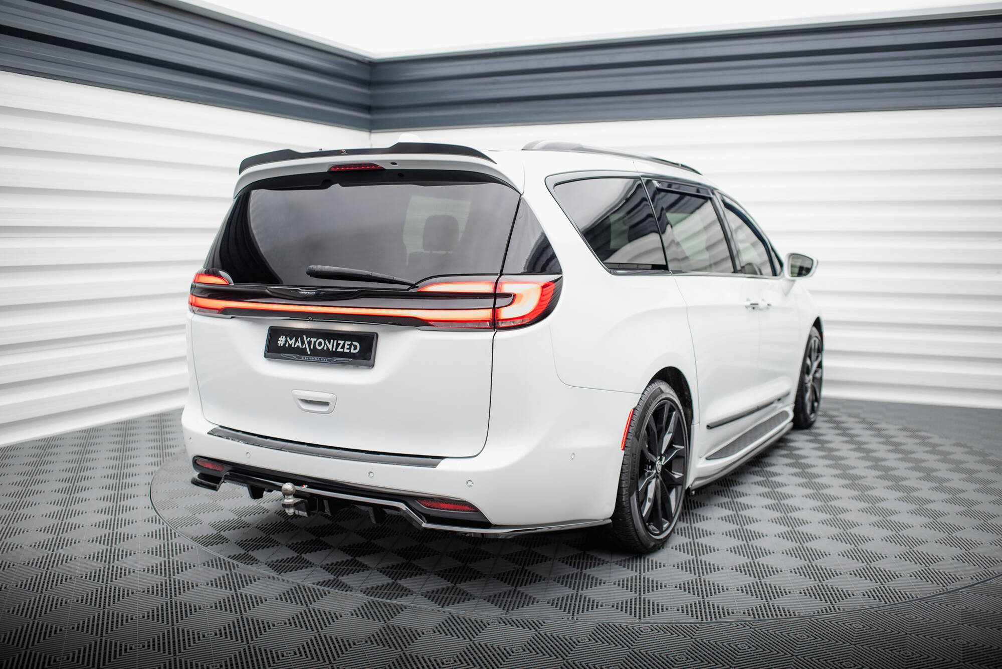 pol_po_Rear-Splitter-with-vertical-bars-Chrysler-Pacifica-Mk2-Facelift-20611_3 pol_po_Rear-Splitter-with-vertical-bars-Chrysler-Pacifica-Mk2-Facelift-20611_3