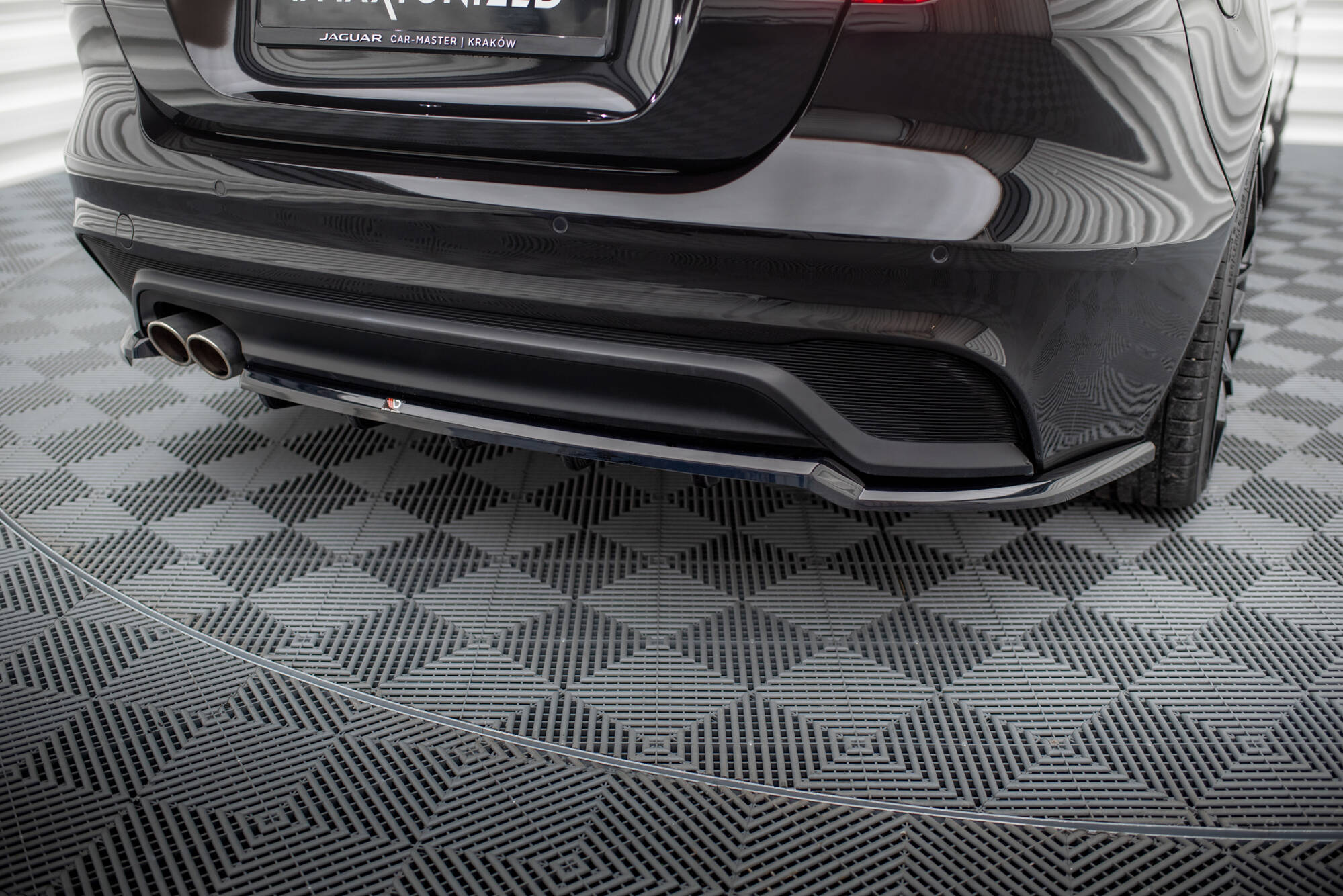 pol_po_Rear-Splitter-with-vertical-bars-Jaguar-XE-X760-Facelift-20608_4 pol_po_Rear-Splitter-with-vertical-bars-Jaguar-XE-X760-Facelift-20608_4