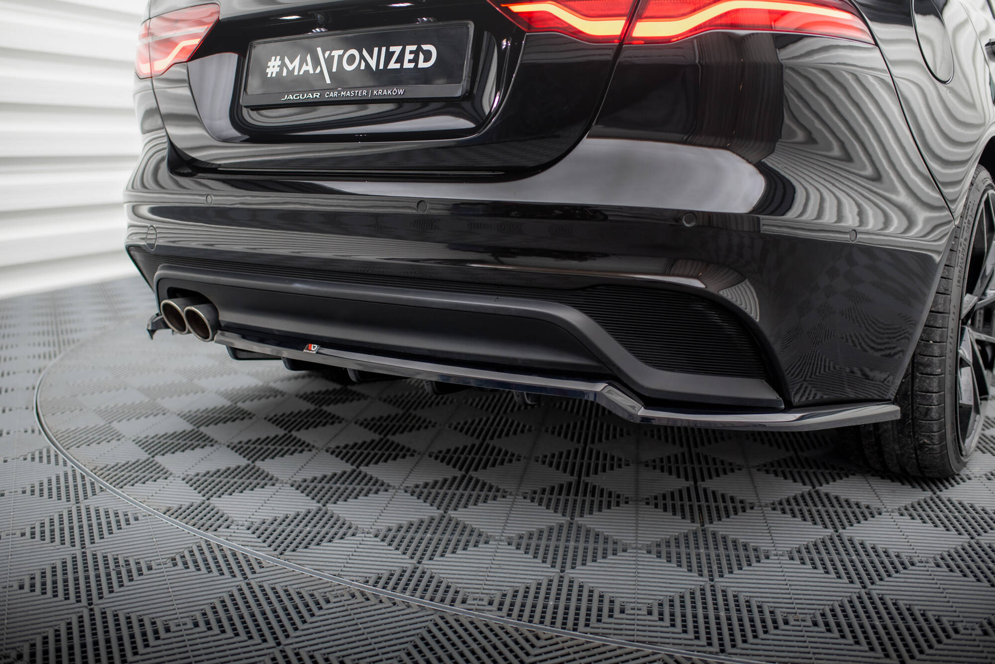 pol_po_Rear-Splitter-with-vertical-bars-Jaguar-XE-X760-Facelift-20608_6 pol_po_Rear-Splitter-with-vertical-bars-Jaguar-XE-X760-Facelift-20608_6