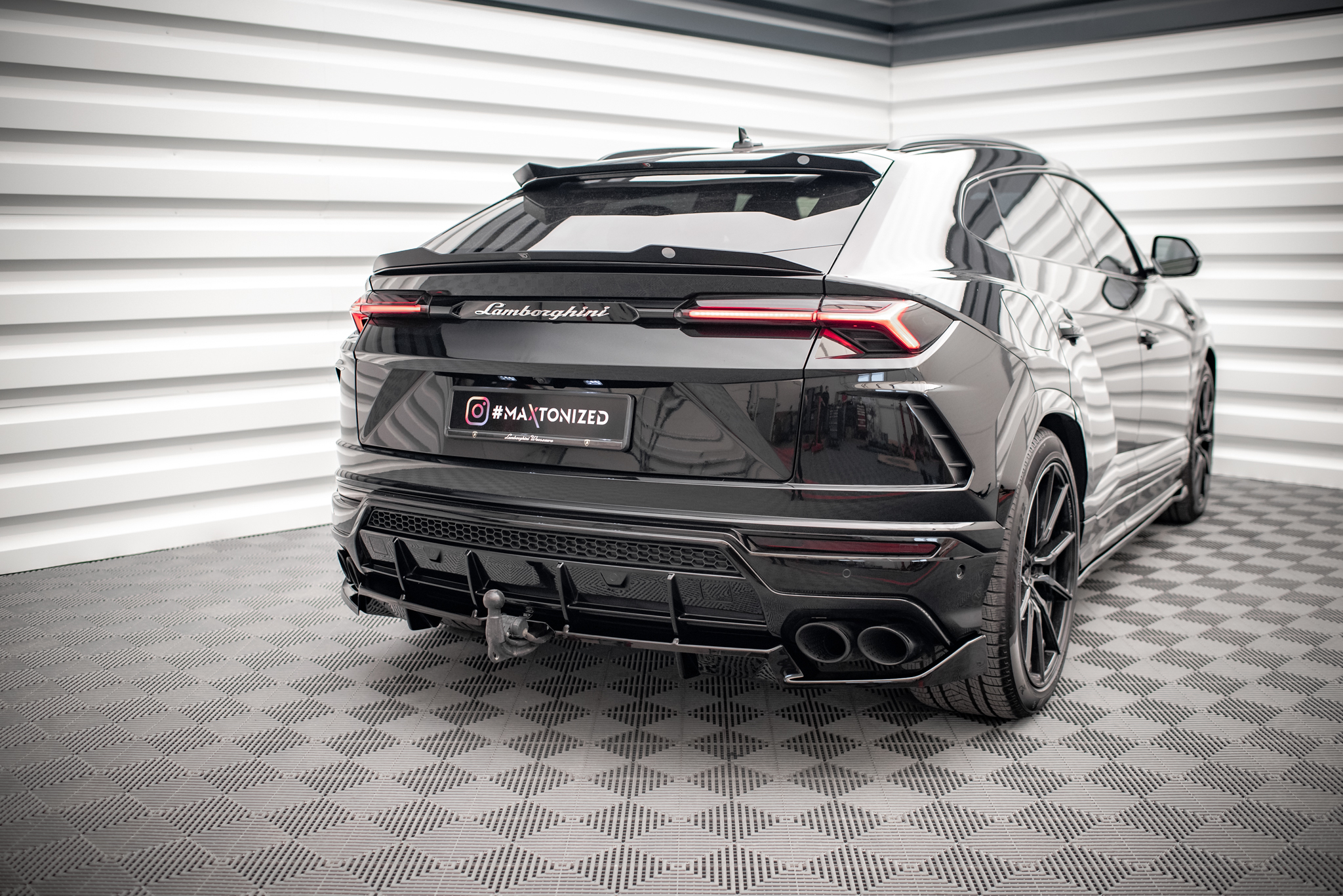 pol_po_Rear-Splitter-with-vertical-bars-Lamborghini-Urus-Mk1-16128_6 pol_po_Rear-Splitter-with-vertical-bars-Lamborghini-Urus-Mk1-16128_6