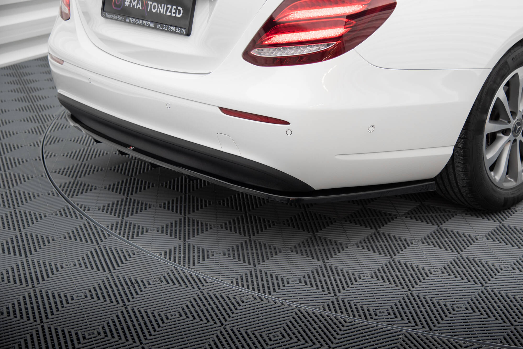 pol_po_Rear-Splitter-with-vertical-bars-Mercedes-Benz-E-W213-19993_8 pol_po_Rear-Splitter-with-vertical-bars-Mercedes-Benz-E-W213-19993_8