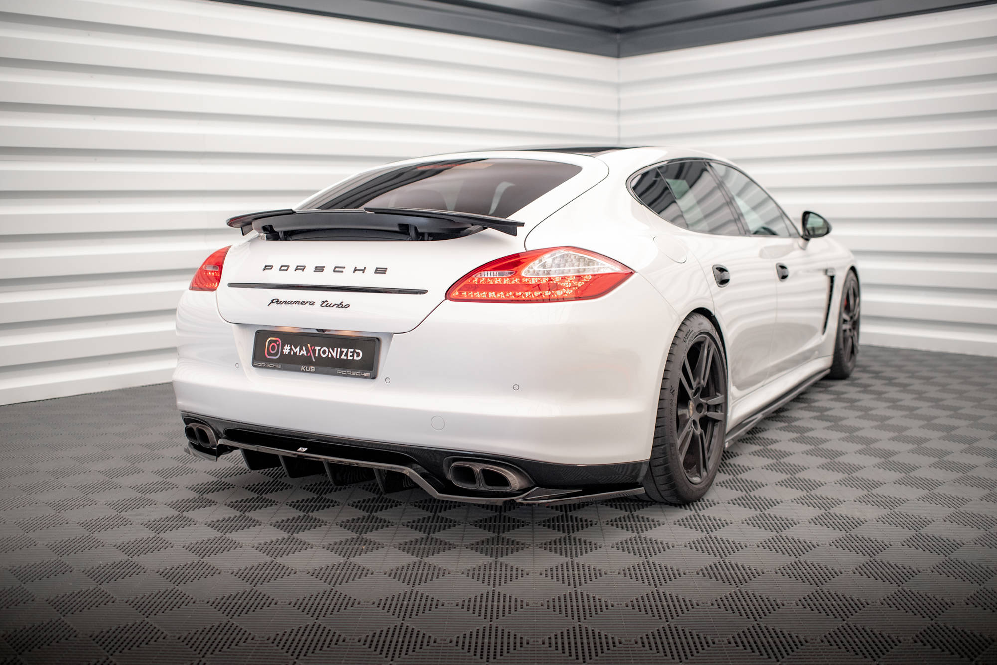 pol_po_Rear-Splitter-with-vertical-bars-Porsche-Panamera-Turbo-970-17244_4 pol_po_Rear-Splitter-with-vertical-bars-Porsche-Panamera-Turbo-970-17244_4