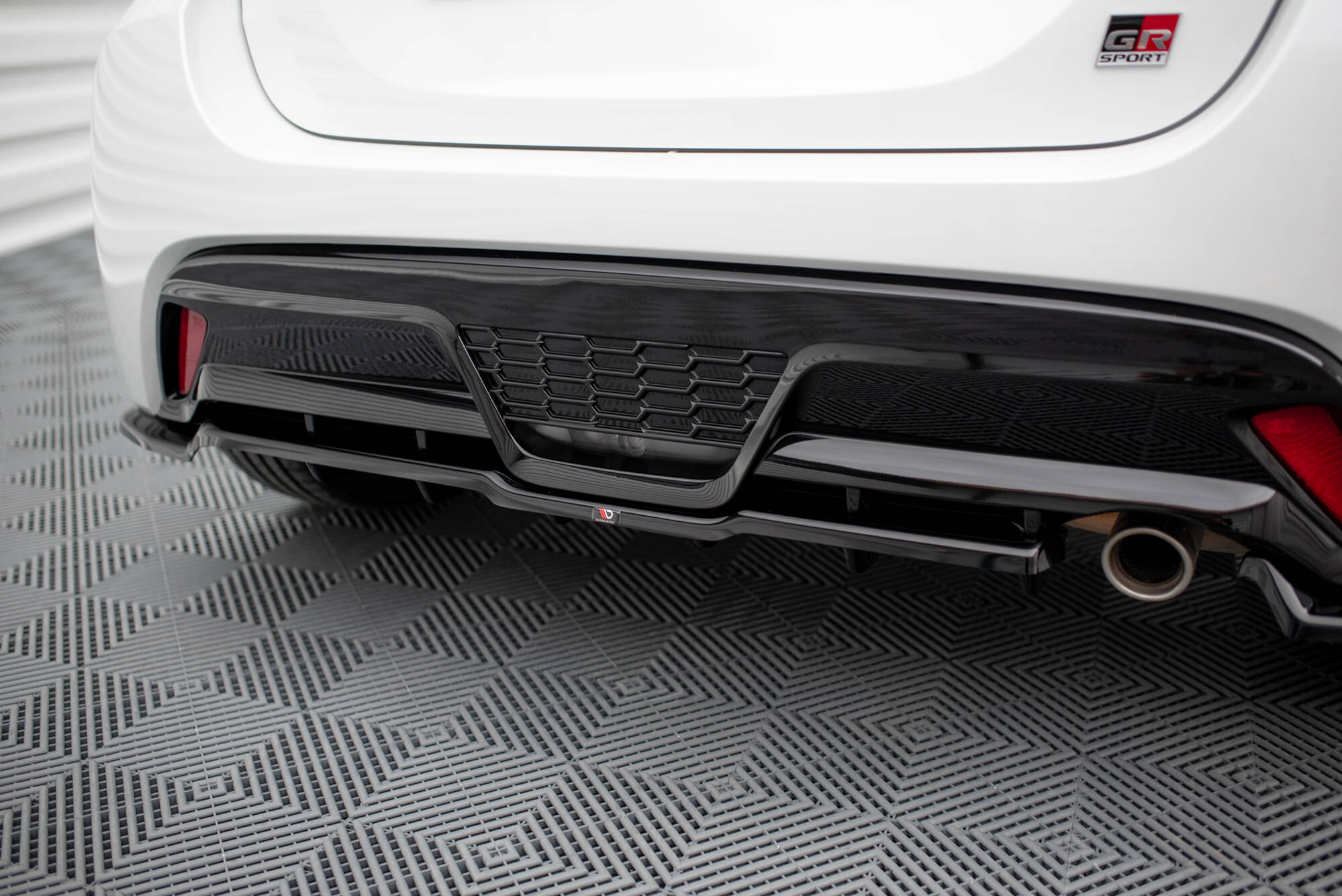 pol_po_Rear-Splitter-with-vertical-bars-Toyota-Yaris-GR-Sport-Mk4-19111_4 pol_po_Rear-Splitter-with-vertical-bars-Toyota-Yaris-GR-Sport-Mk4-19111_4