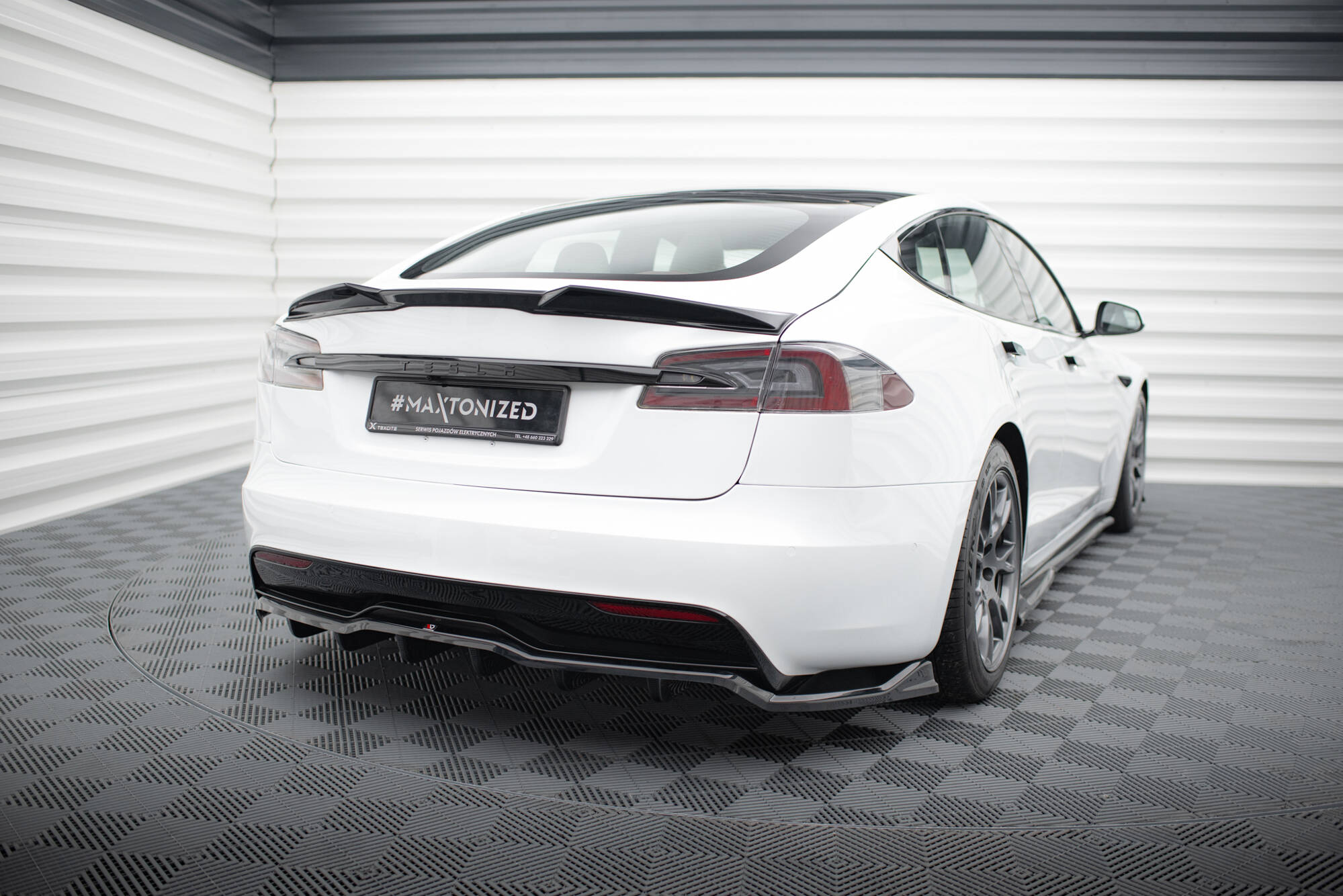pol_po_Rear-Splitter-with-vertical-bars-V-1-Tesla-Model-S-Plaid-Mk1-Facelift-20515_4 pol_po_Rear-Splitter-with-vertical-bars-V-1-Tesla-Model-S-Plaid-Mk1-Facelift-20515_4