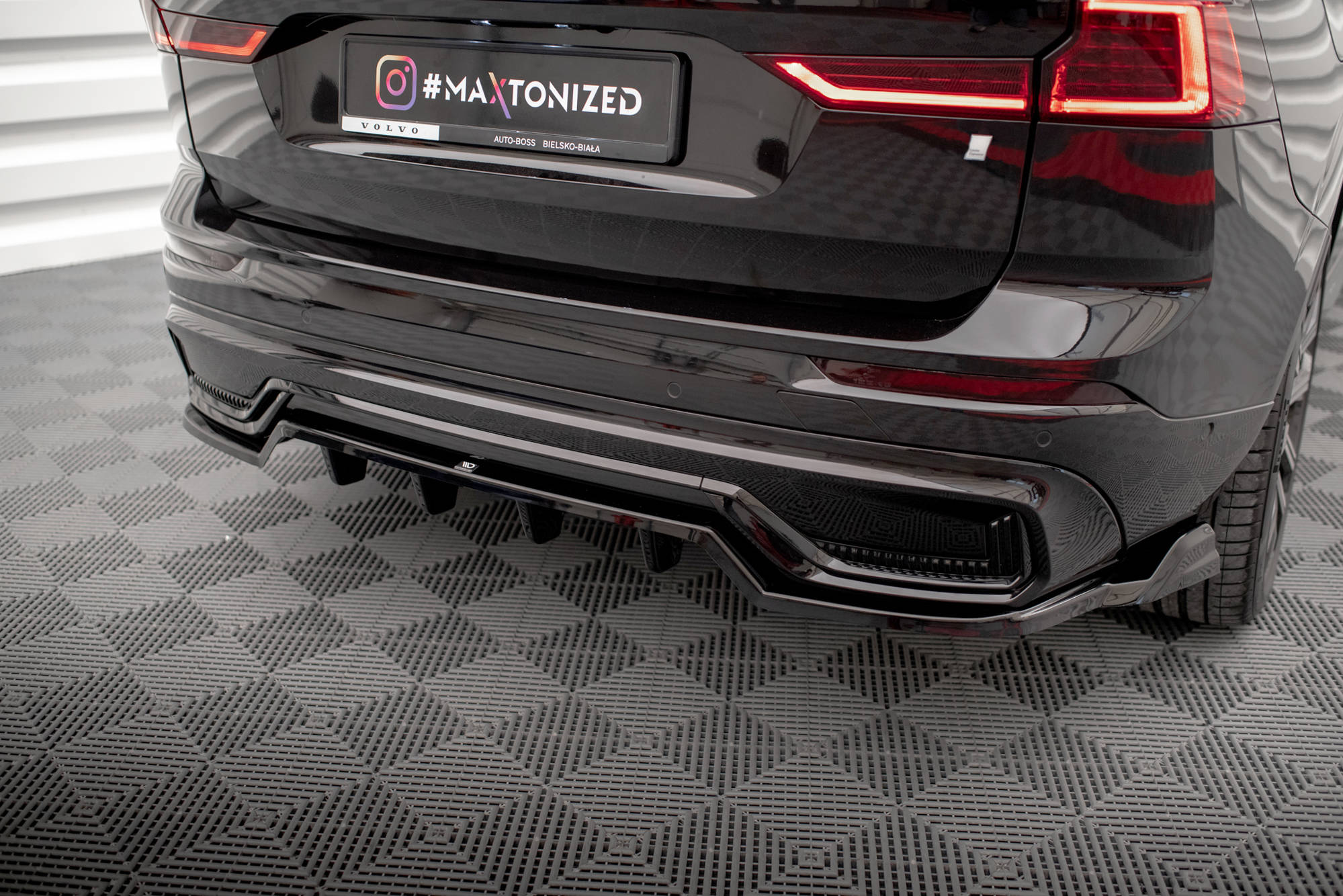 pol_po_Rear-Splitter-with-vertical-bars-Volvo-XC60-R-Design-Mk2-Facelift-17976_5 pol_po_Rear-Splitter-with-vertical-bars-Volvo-XC60-R-Design-Mk2-Facelift-17976_5