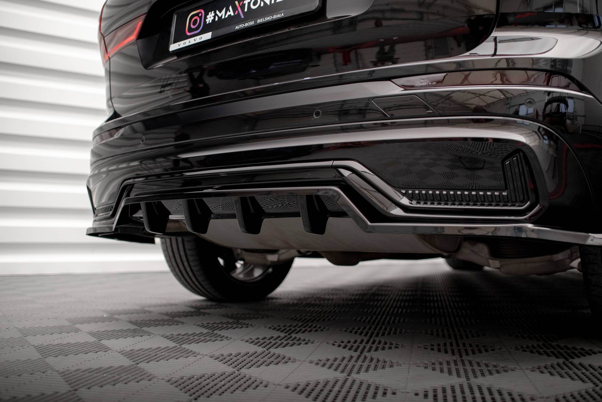 pol_po_Rear-Splitter-with-vertical-bars-Volvo-XC60-R-Design-Mk2-Facelift-17976_8 pol_po_Rear-Splitter-with-vertical-bars-Volvo-XC60-R-Design-Mk2-Facelift-17976_8