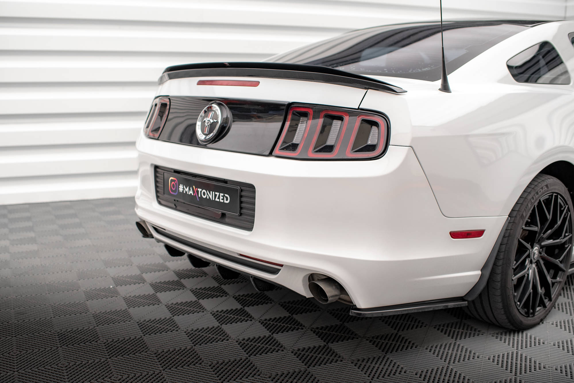 pol_po_Rear-Valance-Ford-Mustang-Mk5-Facelift-18237_5 pol_po_Rear-Valance-Ford-Mustang-Mk5-Facelift-18237_5