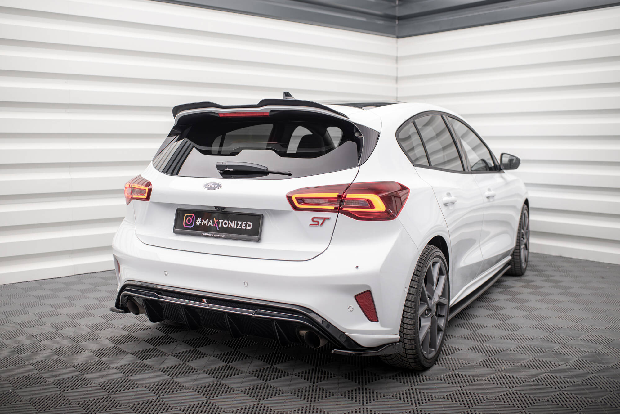 pol_po_Rear-Valance-V-3-Ford-Focus-Hatchback-ST-Mk4-10161_11 pol_po_Rear-Valance-V-3-Ford-Focus-Hatchback-ST-Mk4-10161_11