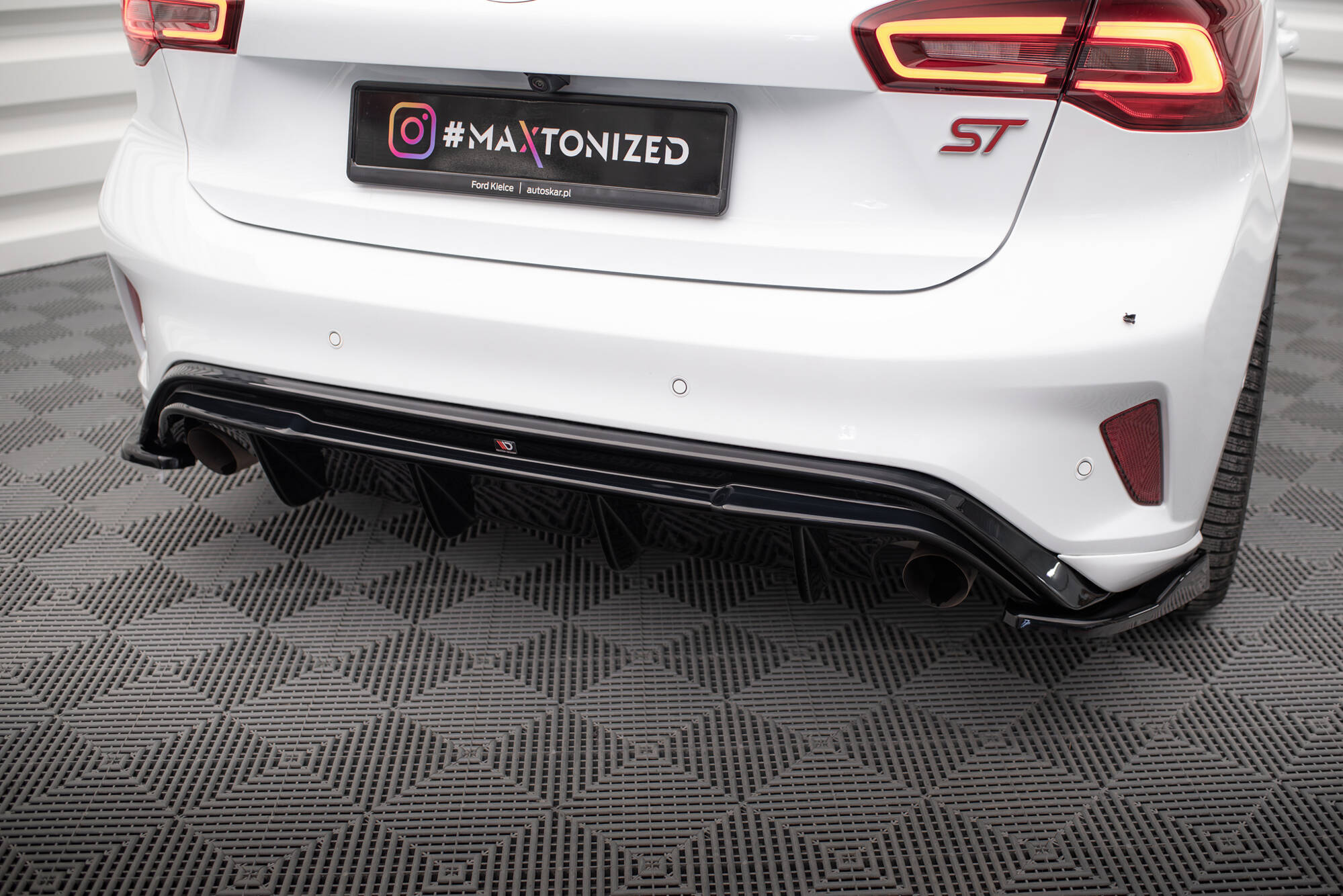 pol_po_Rear-Valance-V-3-Ford-Focus-Hatchback-ST-Mk4-10161_12 pol_po_Rear-Valance-V-3-Ford-Focus-Hatchback-ST-Mk4-10161_12