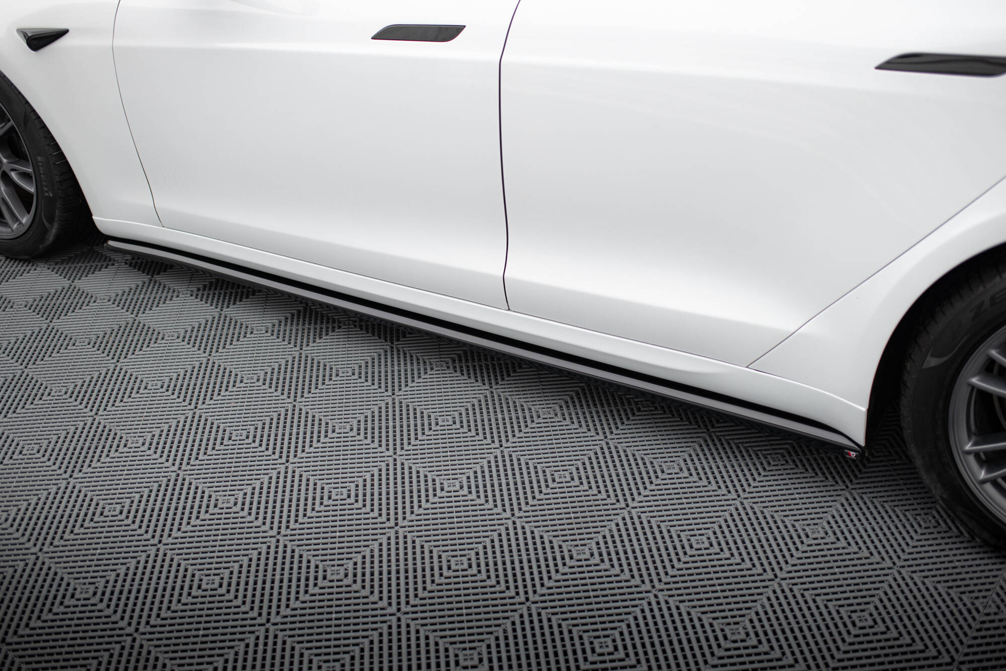 pol_po_Set-of-Splitters-Tesla-Model-S-Plaid-Mk1-Facelift-21266_18 pol_po_Set-of-Splitters-Tesla-Model-S-Plaid-Mk1-Facelift-21266_18