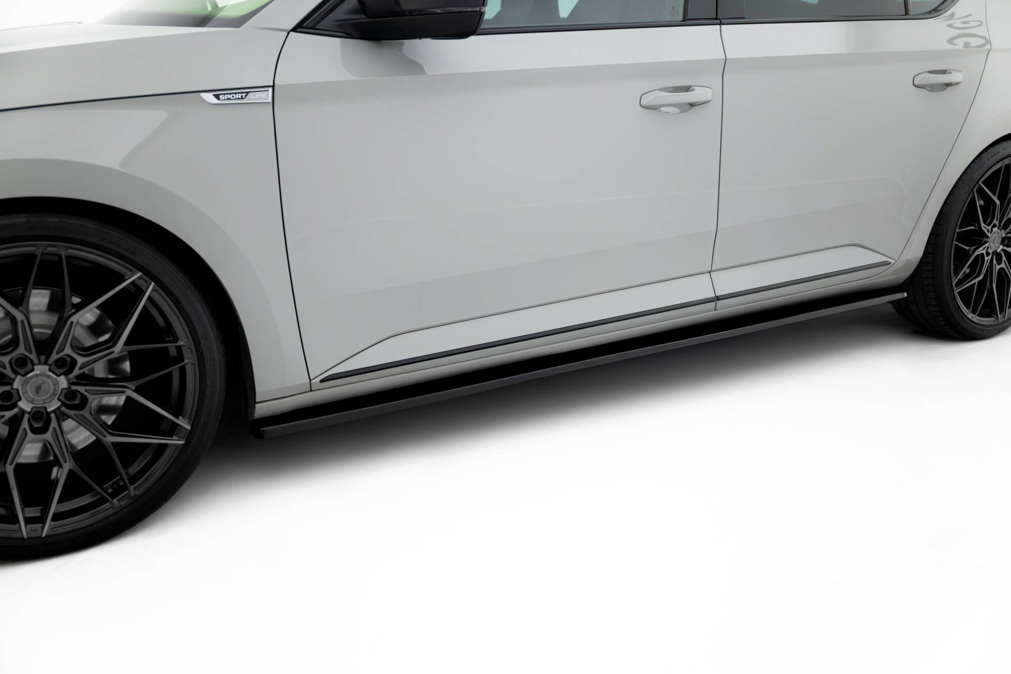 pol_po_Set-of-Splitters-V-1-Skoda-Superb-Liftback-Mk3-22301_19 pol_po_Set-of-Splitters-V-1-Skoda-Superb-Liftback-Mk3-22301_19