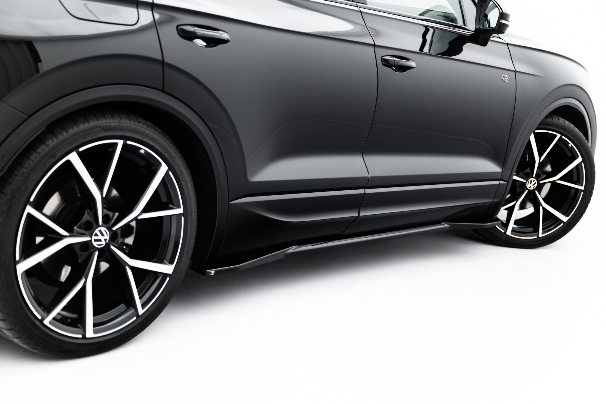 pol_po_Set-of-Splitters-Volkswagen-Touareg-R-Line-Mk3-Facelift-23417_12 pol_po_Set-of-Splitters-Volkswagen-Touareg-R-Line-Mk3-Facelift-23417_12
