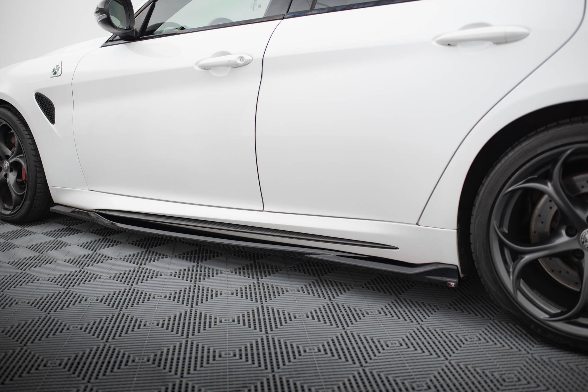 pol_po_Side-Skirts-Diffusers-Alfa-Romeo-Giulia-Quadrifoglio-21051_4 pol_po_Side-Skirts-Diffusers-Alfa-Romeo-Giulia-Quadrifoglio-21051_4