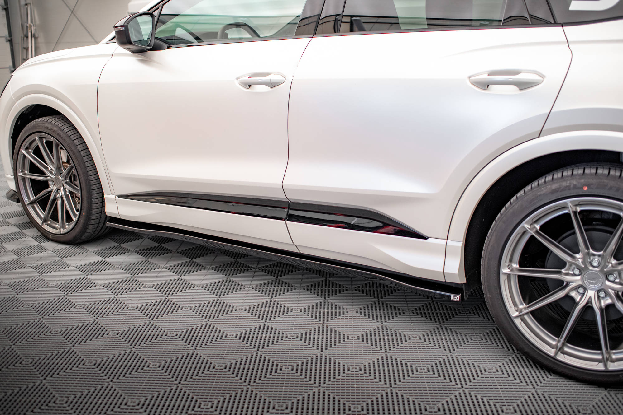 pol_po_Side-Skirts-Diffusers-Audi-Q4-e-tron-Sportback-S-line-Mk1-17557_4 pol_po_Side-Skirts-Diffusers-Audi-Q4-e-tron-Sportback-S-line-Mk1-17557_4