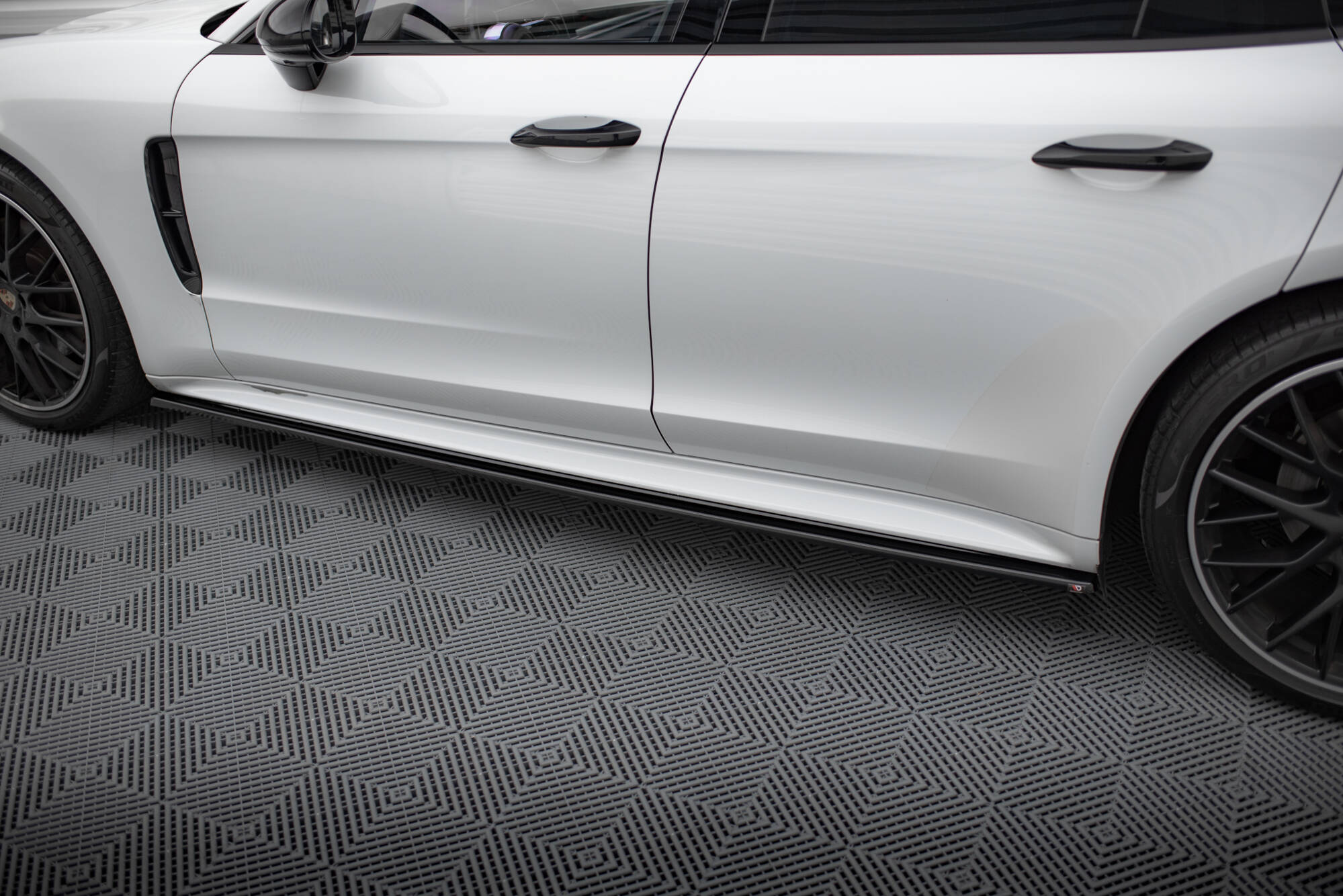pol_po_Side-Skirts-Diffusers-Porsche-Panamera-GTS-971-9814_4 pol_po_Side-Skirts-Diffusers-Porsche-Panamera-GTS-971-9814_4
