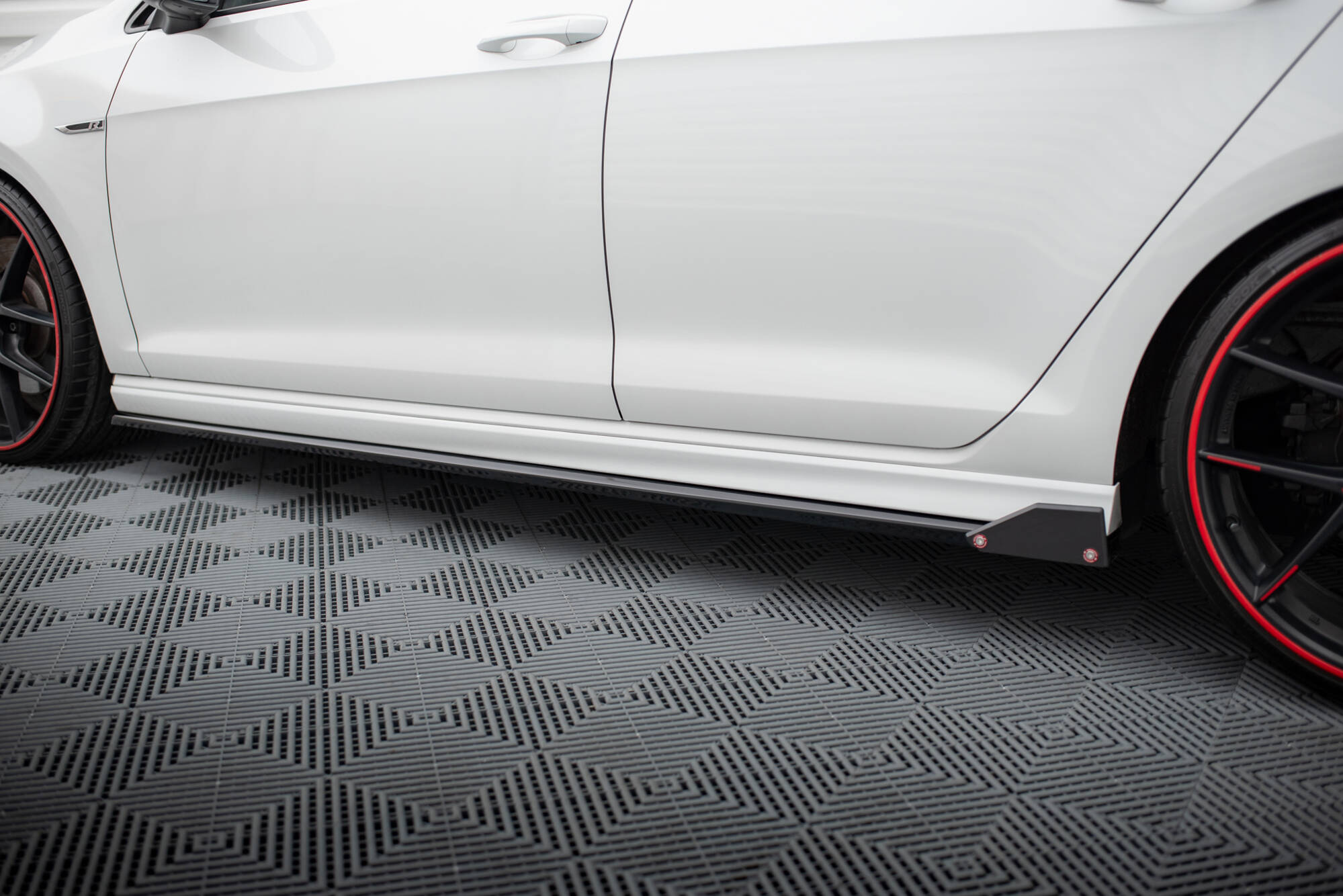 pol_po_Side-Skirts-Diffusers-V-3-Flaps-Volkswagen-Golf-R-R-Line-Mk7-20984_6 pol_po_Side-Skirts-Diffusers-V-3-Flaps-Volkswagen-Golf-R-R-Line-Mk7-20984_6