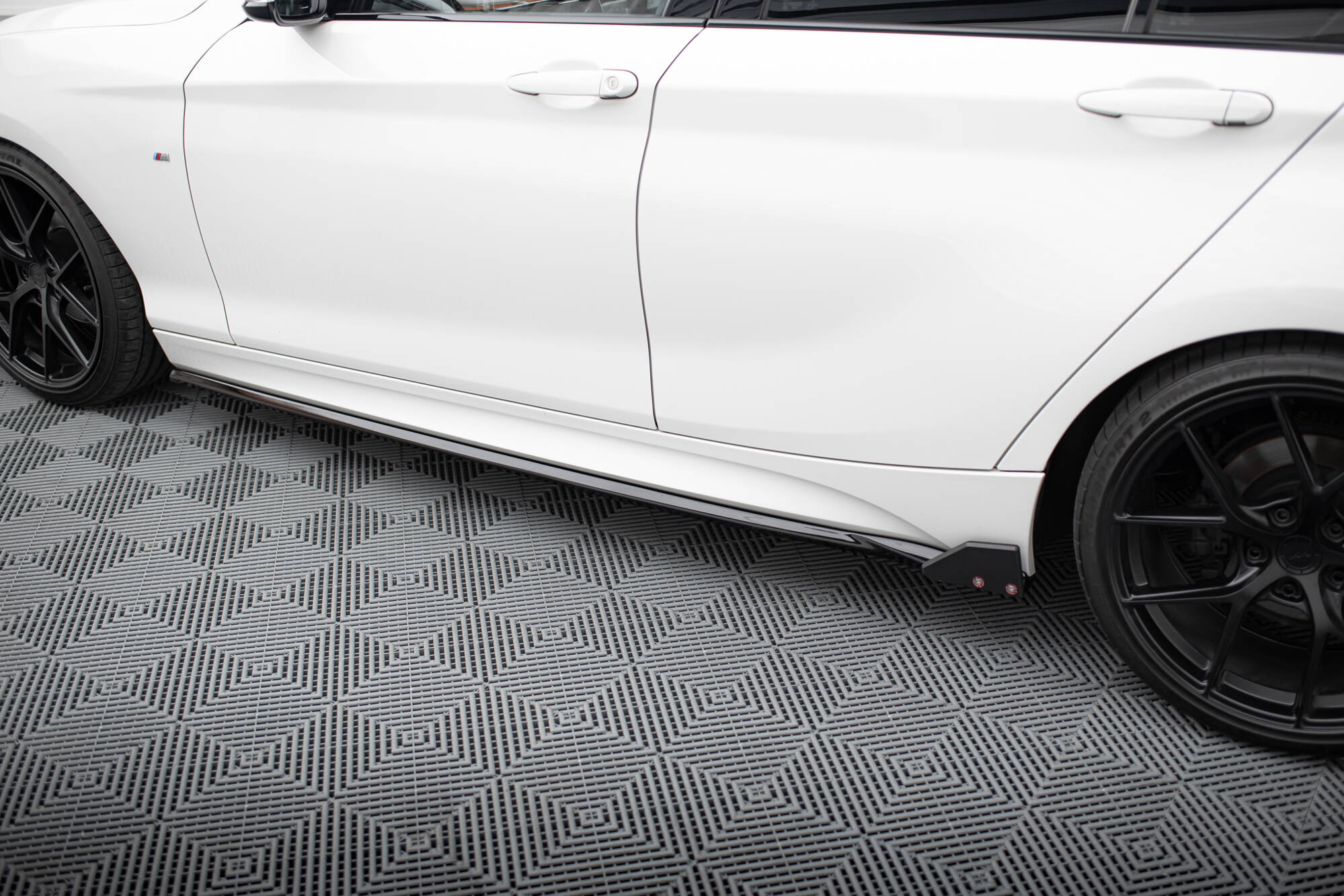 pol_po_Side-Skirts-Diffusers-V-4-Flaps-BMW-1-M-Pack-M140i-F20-Facelift-21008_4 pol_po_Side-Skirts-Diffusers-V-4-Flaps-BMW-1-M-Pack-M140i-F20-Facelift-21008_4