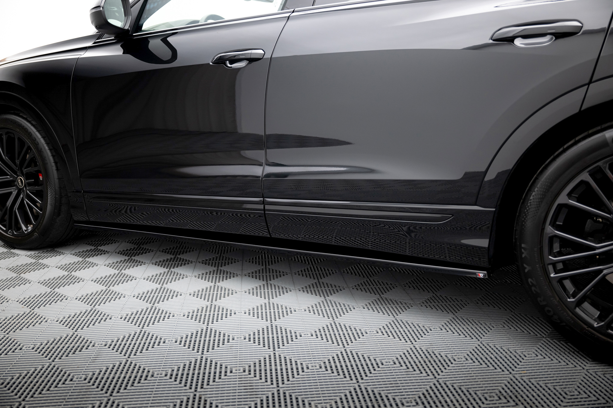 pol_po_Side-skirts-Diffusers-V-1-Audi-Q8-S-line-SQ8-Mk1-Facelift-22765_5 pol_po_Side-skirts-Diffusers-V-1-Audi-Q8-S-line-SQ8-Mk1-Facelift-22765_5