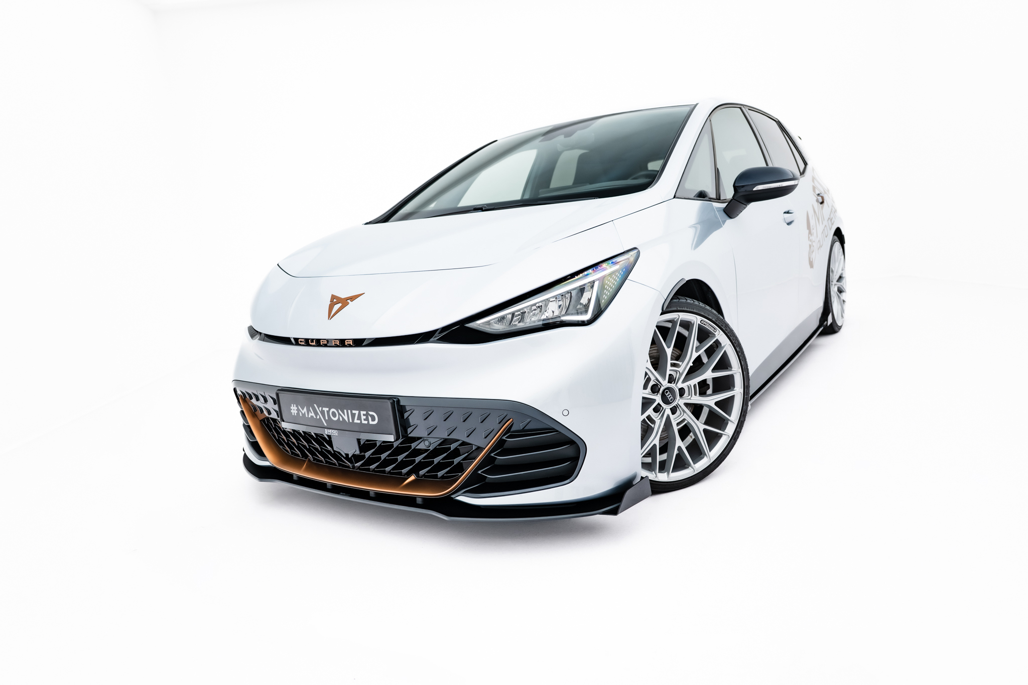 pol_po_Street-Pro-Front-Splitter-Flaps-Cupra-Born-Mk1-23570_8 pol_po_Street-Pro-Front-Splitter-Flaps-Cupra-Born-Mk1-23570_8