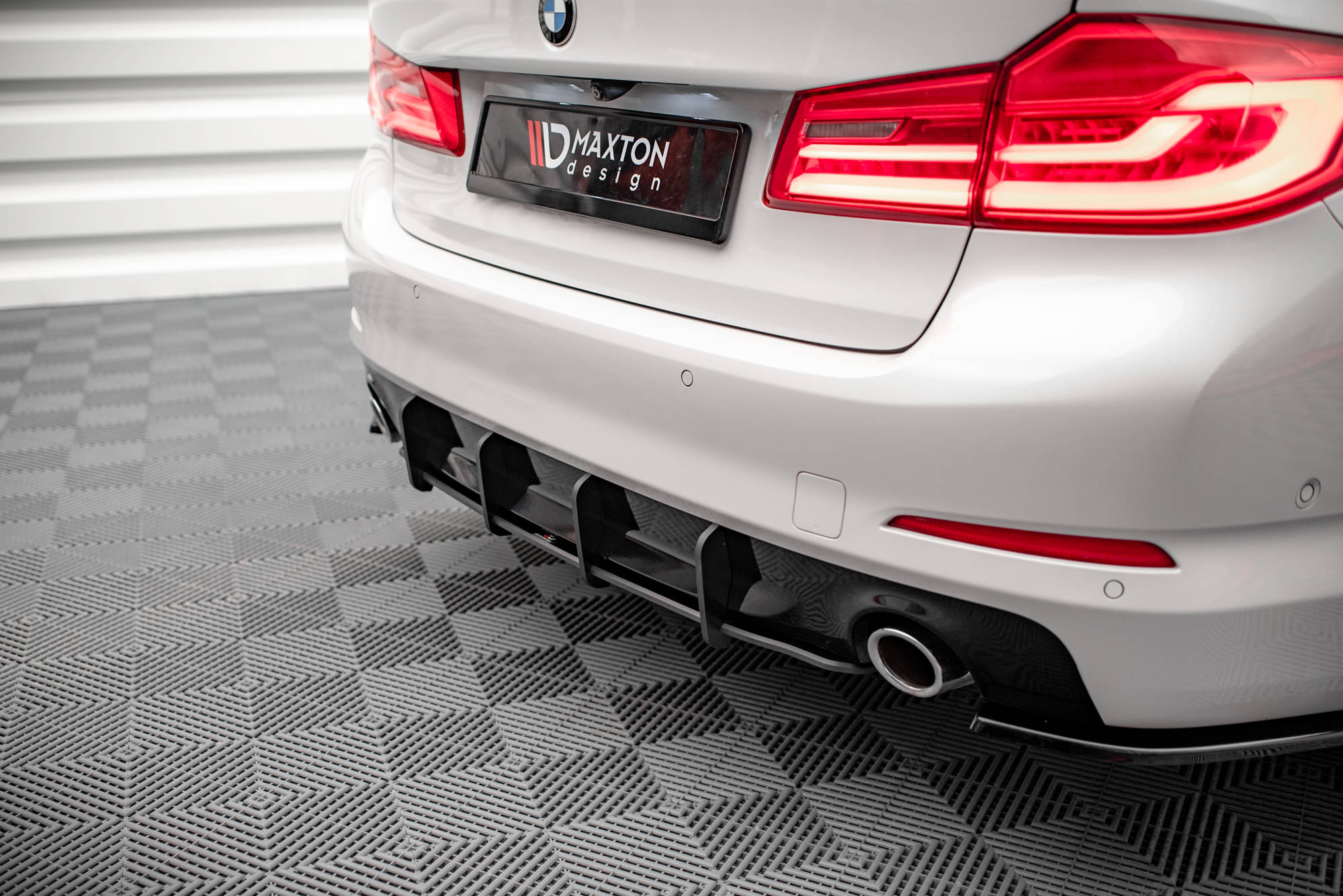 pol_po_Street-Pro-Rear-Diffuser-BMW-5-Sedan-G30-14628_6 pol_po_Street-Pro-Rear-Diffuser-BMW-5-Sedan-G30-14628_6